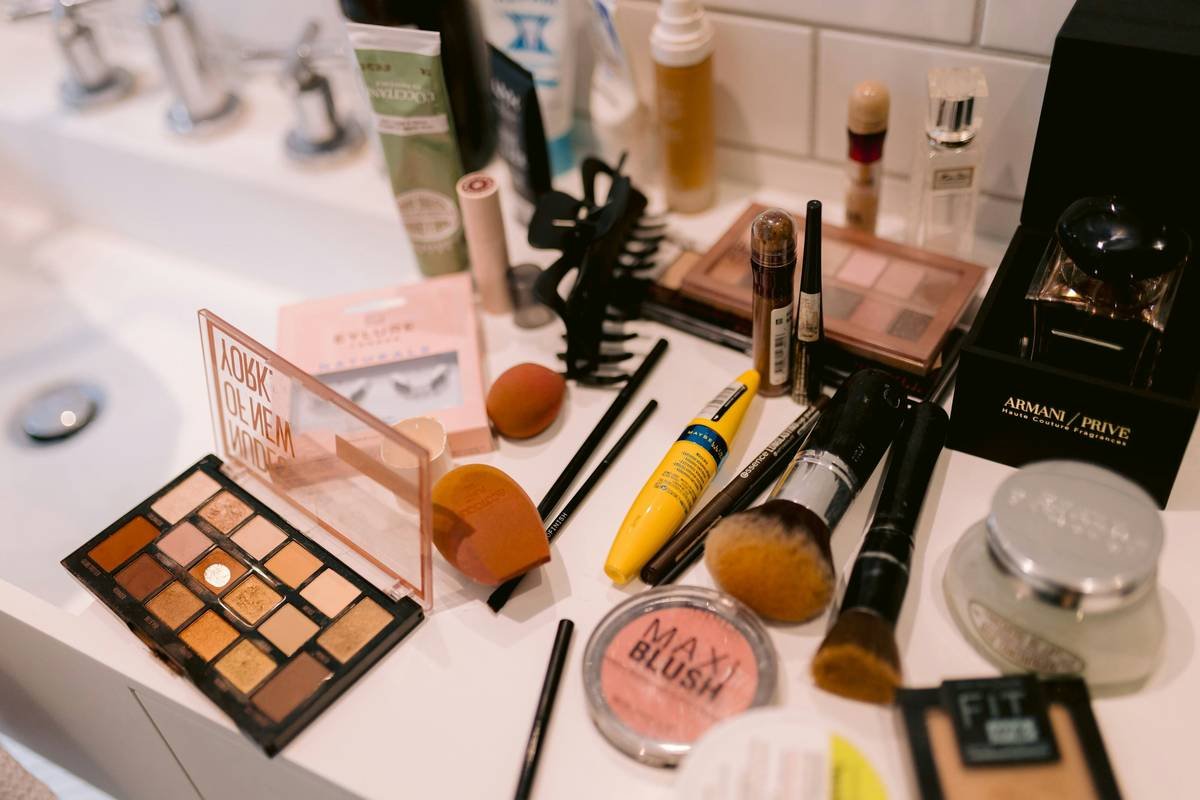 Infographic comparing failed vs functional makeup organizer drawers: shows clutter levels, divider types, and user satisfaction stats