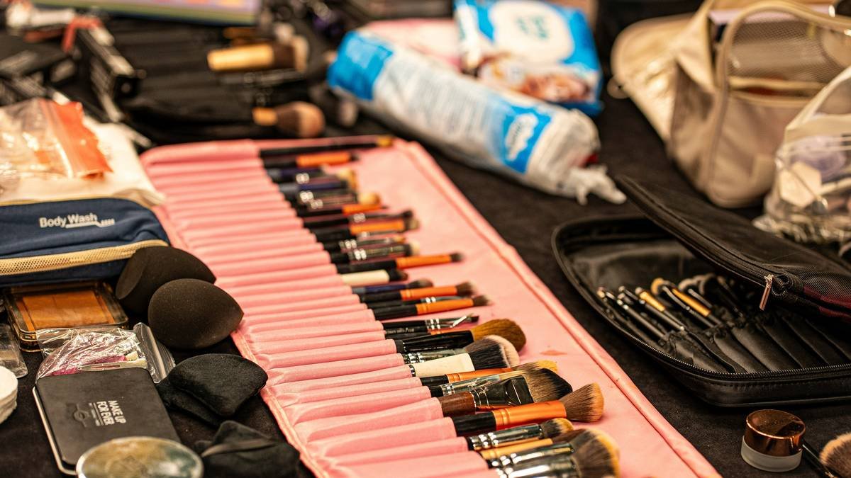 Infographic showing 68% of adults feel stressed by disorganized beauty spaces, with icons depicting lost products, repurchases, and time waste