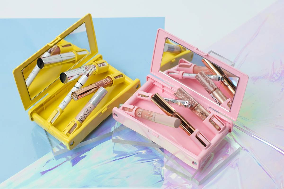 Infographic showing bacterial growth comparison between disorganized makeup bag vs. compartmentalized beauty organizer pouch with antimicrobial lining