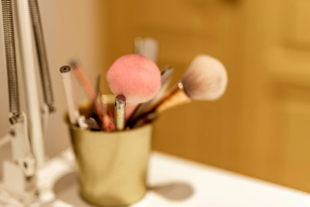 Infographic showing bacterial growth on unorganized vs. sorted makeup tools