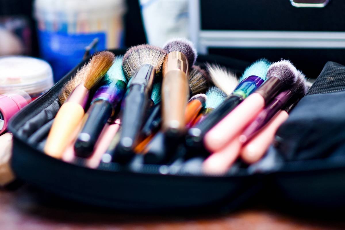 Infographic comparing failed vs. effective cosmetic organizer systems showing clutter buildup, bacterial risk, and time wasted