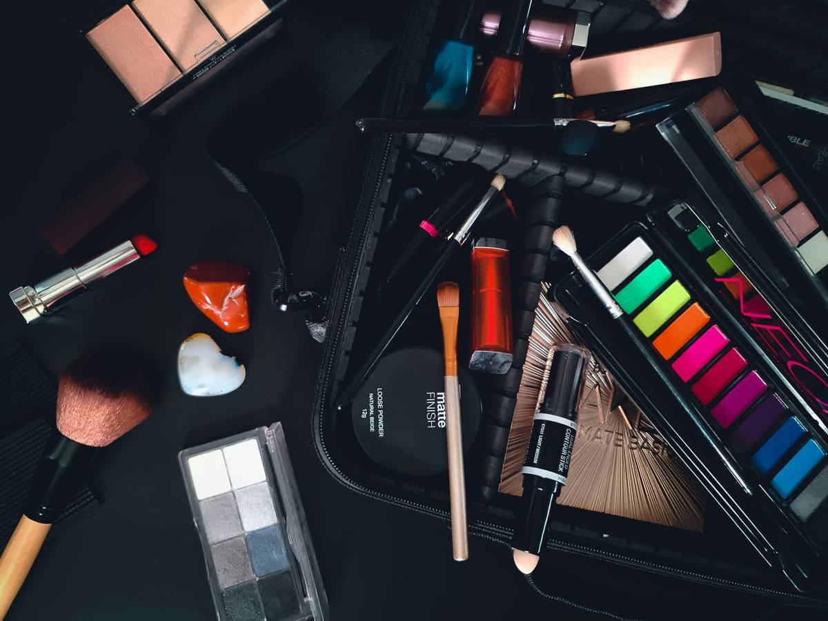 Infographic showing common makeup organizer failures: overcrowded trays, hidden products, unstable stacks, and unsanitized surfaces