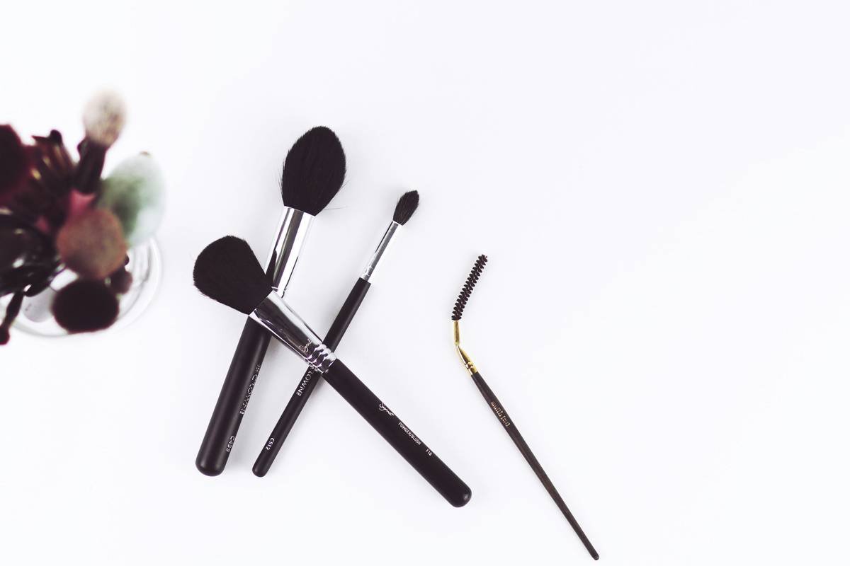 Side-by-side infographic: chaotic makeup drawer vs. optimized modular makeup organization tray with labeled compartments for brushes, compacts, liquids, and pencils